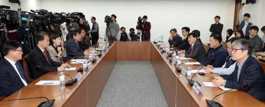 격론  19일 서울 경제사회노동위원회에서 열린 제9차 전체회의에서 이철수 위원장이 발언하고 있다.   연합뉴스